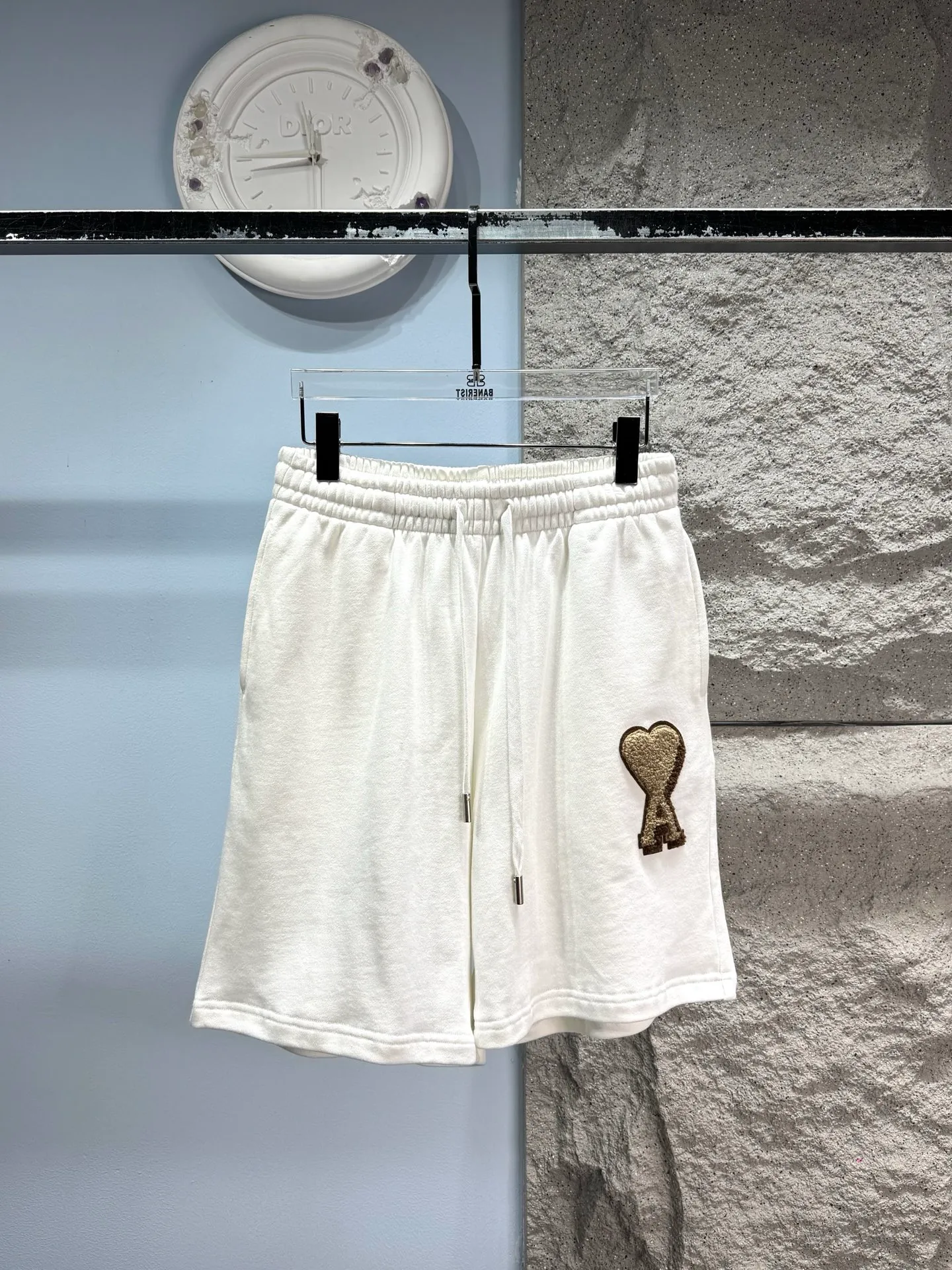 AMI* love logo‼ ️Shorts🩳® 🖤Ami Paris Spring and Summer Series shorts, made of 390g pure cotton tripe sweatshirt fabric, soft and comfortable, suitable for daily or sports wear. Loose fit + drawstring design, easy to adjust waistline, suitable for a variety of body shapes. The contrasting love heart embroidery on the left leg is very recognizable and has a perfect sense of fashion. Versatile is available in multiple colors. ⚠️Washing method: It is recommended to dry clean or wrap the reverse side in a laundry bag and quickly machine wash in cold water and dry naturally ⚠️
